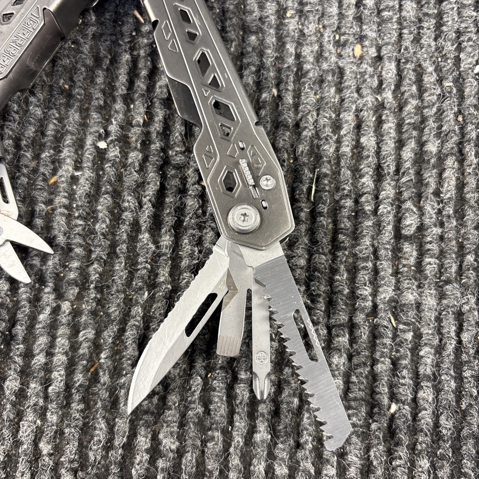 One Gerber Truss 17-in-1 Pliers Multi Tool TSA – Gray (017)