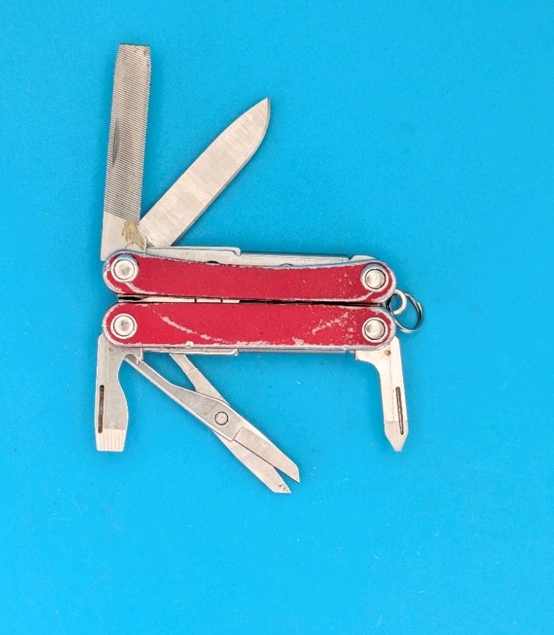 Leatherman SQUIRT PS4 Multi-Tool With Pliers Scissors Knife RED!