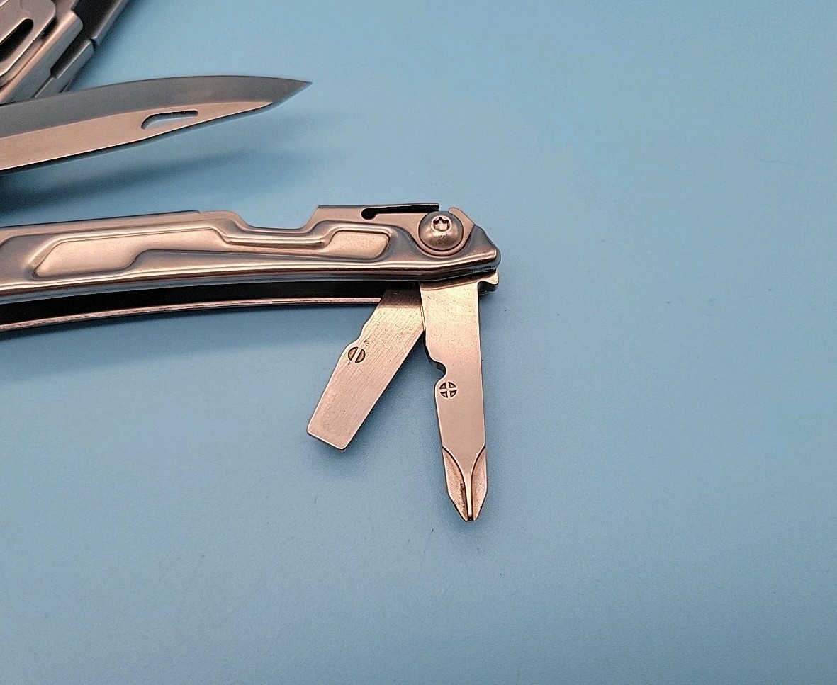 Leatherman Rev Multi-Tool – Pliers, Knife, Screwdrivers, Can Opener, File
