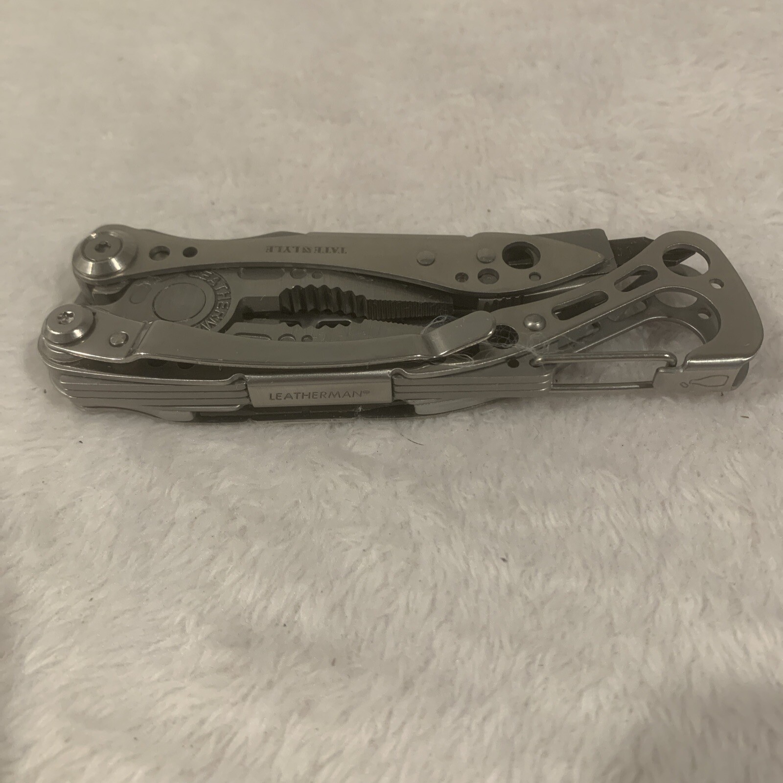 LEATHERMAN Skeletool Multi Tool – Combo Edge Blade Knife Pliers Carabiner!