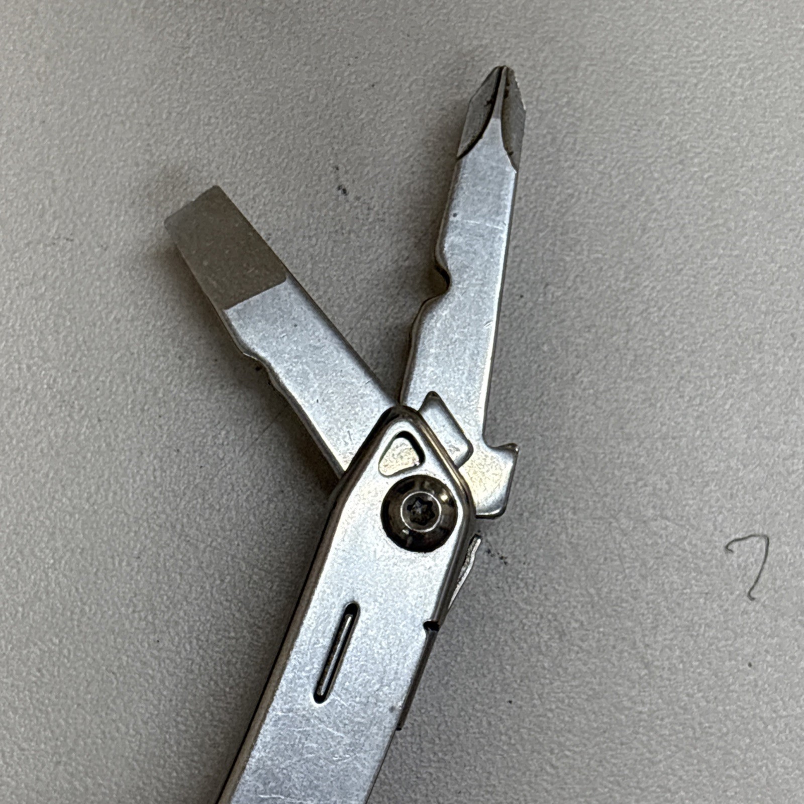 Leatherman Wingman Multitool with 14 tools Needle Nose pliers, wire cutter (032)