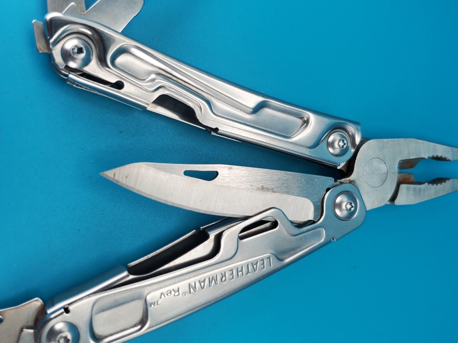 Leatherman Rev 3.8″ Multi-Tool, Stainless! *RUST ON ITEM*