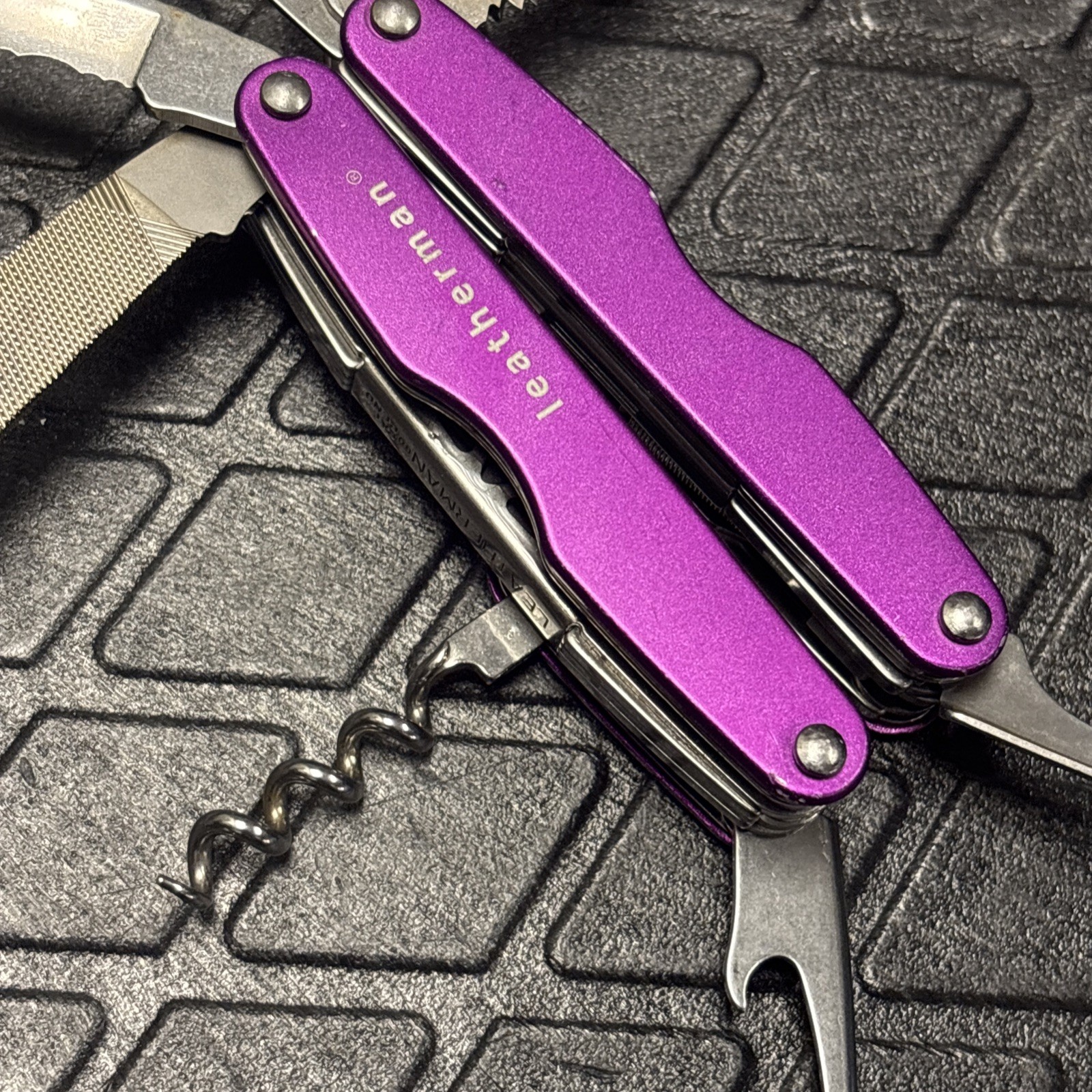 RARE Retired Leatherman Juice XE6 Thunder Purple