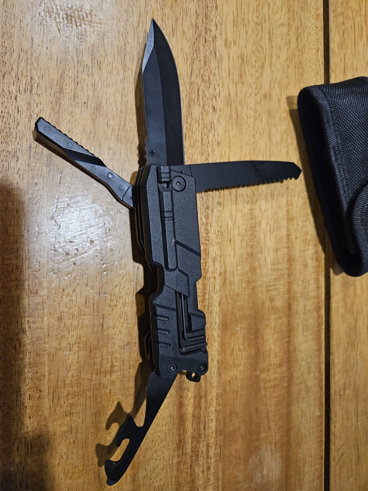 Gravitus 17 In 1 Multi Tool Knife with Carry Case New Great for camping/ hunting