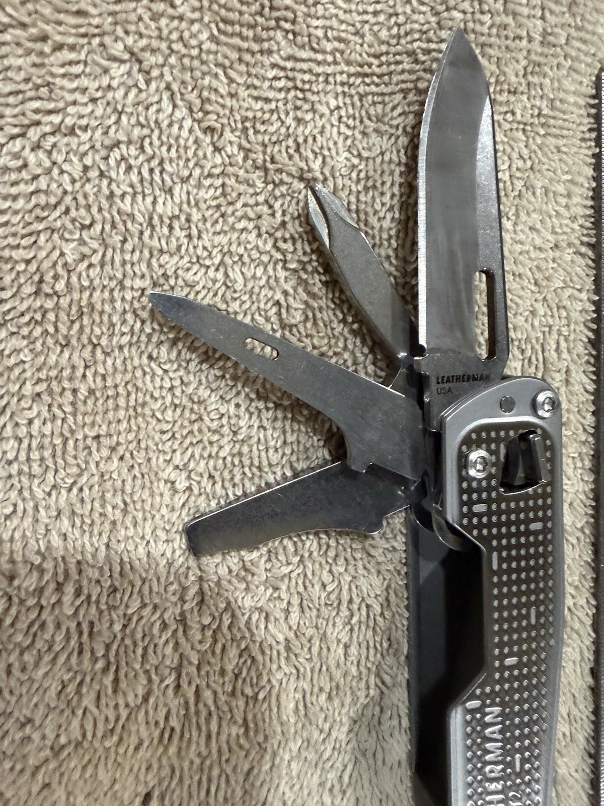 Leatherman FREE T2 Pocket Knife Multi-tool!
