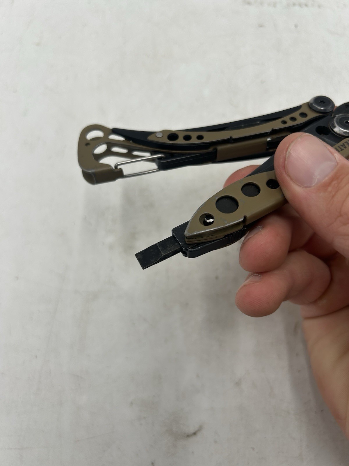 LEATHERMAN Skeletool Multi Tool – Combo Edge Blade Knife Pliers Carabiner (READ)