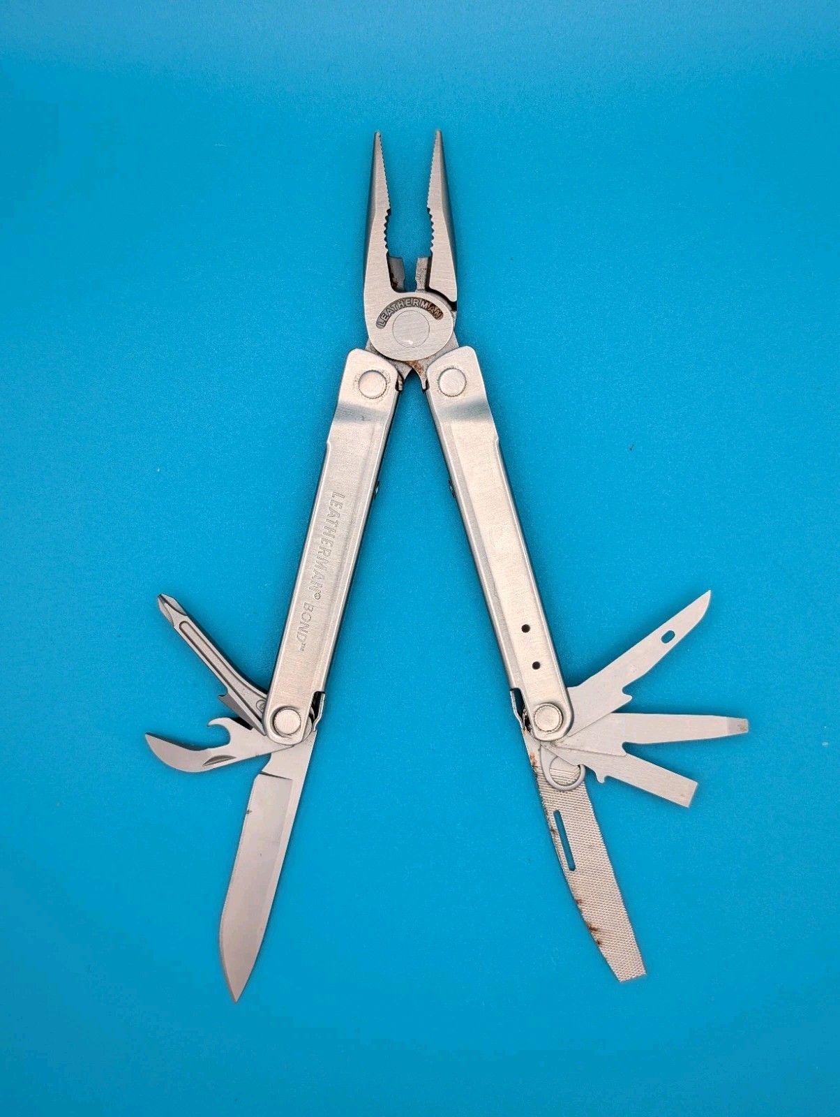 LEATHERMAN Bond Multitool, Stainless Steel Everyday Tool! USED