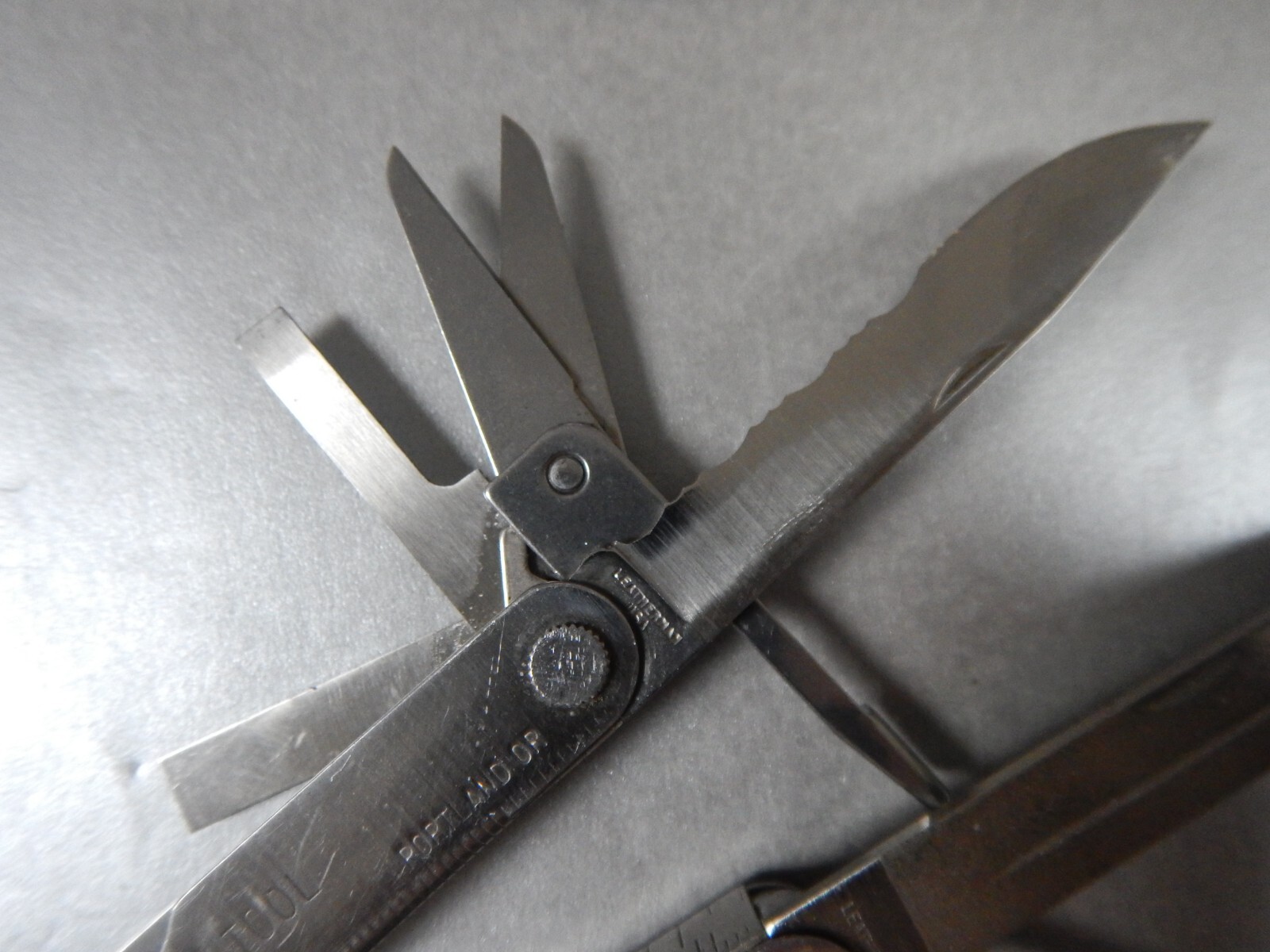 unusual Vintage Leatherman Super Tool – 1998 – 1 SERRATED Blade, Scissors