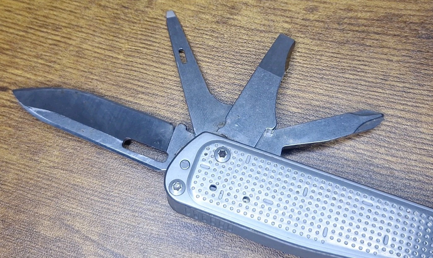 Leatherman FREE T2 Pocket Knife Multi-tool Silver Toned Screwdriver Philips