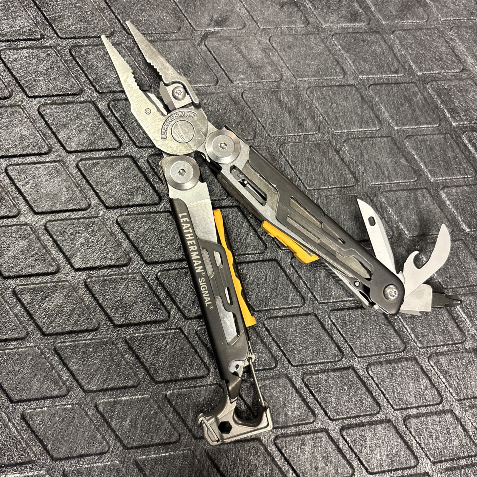 LEATHERMAN Signal Multi-Tool! Excellent!