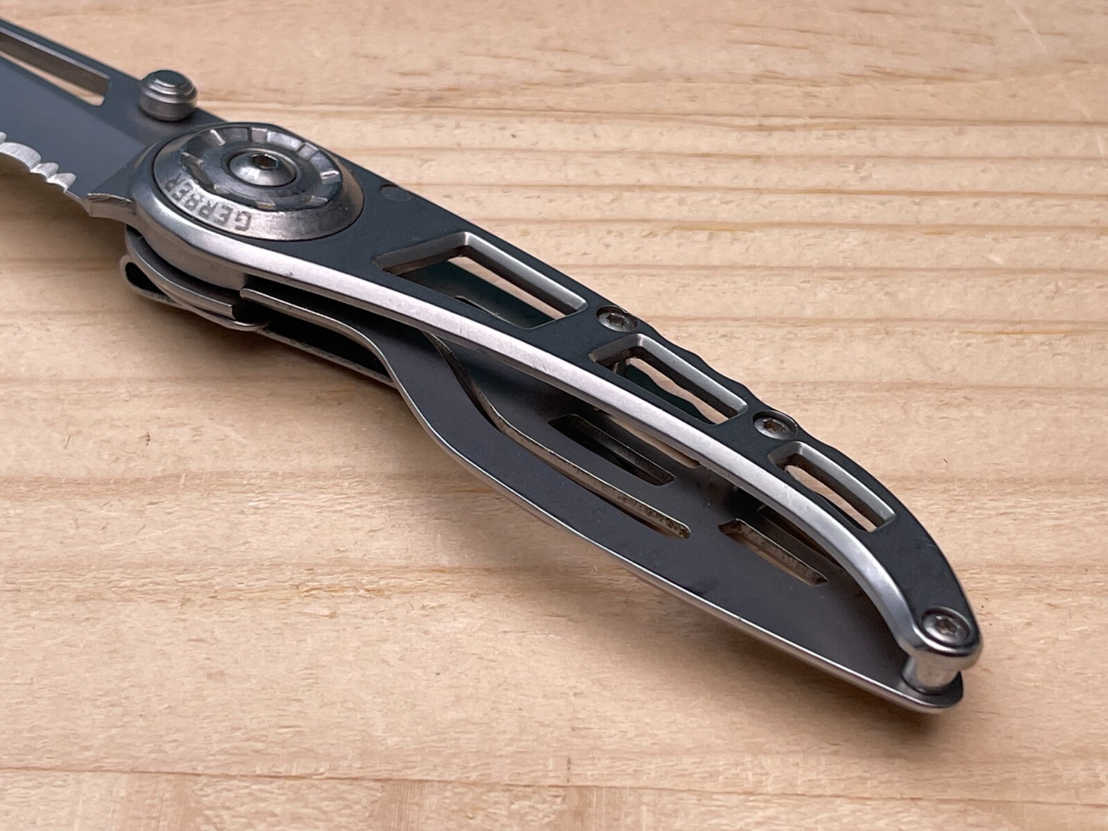 Gerber Ripstop I Folding Pocket Knife – Frame Lock, Combo Serrated Blade