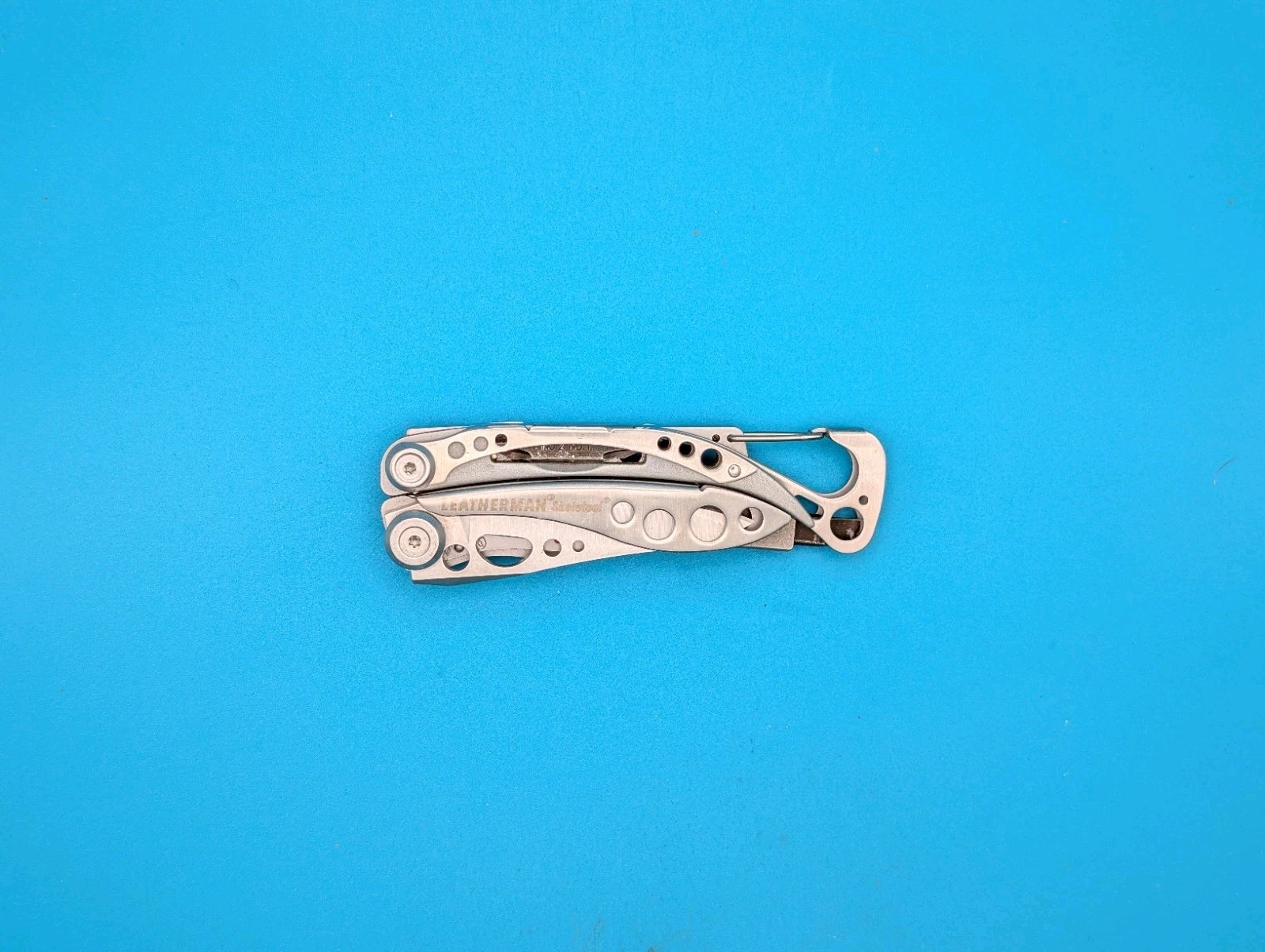 LEATHERMAN Skeletool Multi Tool – Combo Edge Blade Knife Pliers Carabiner!!!