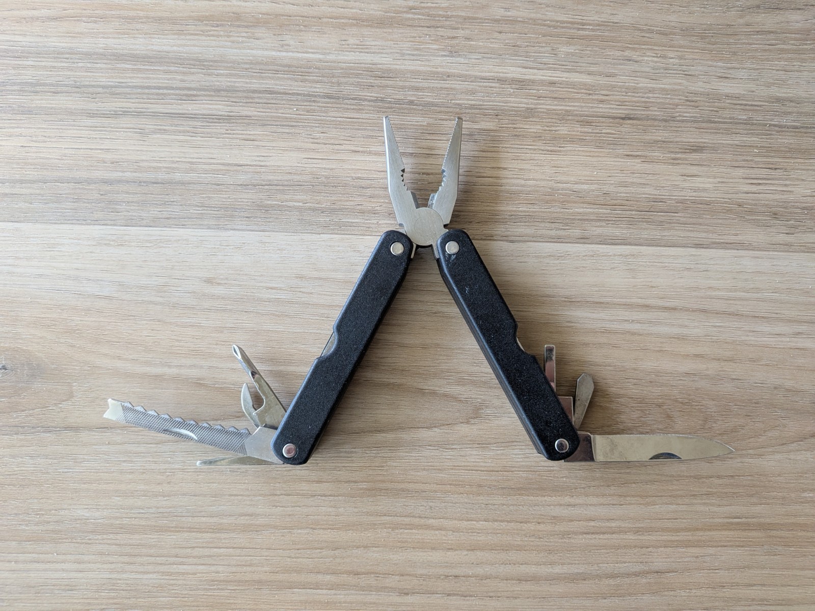 BARLOW MULTI FUNCTION TOOL – Multi Plier Saw Knife