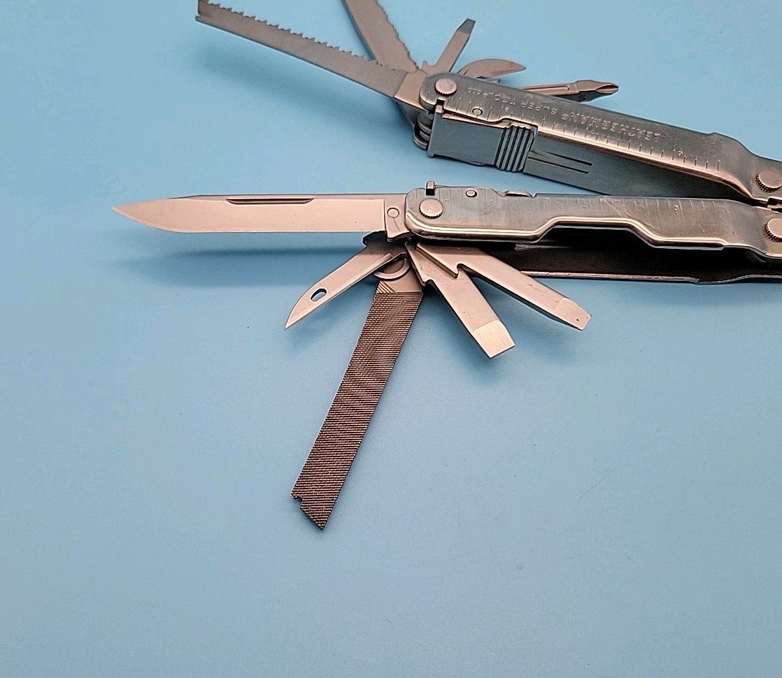 Leatherman Super Tool 300 Multi Tool w/ Sheath – Dated 2018 – Pliers, Knife, Saw