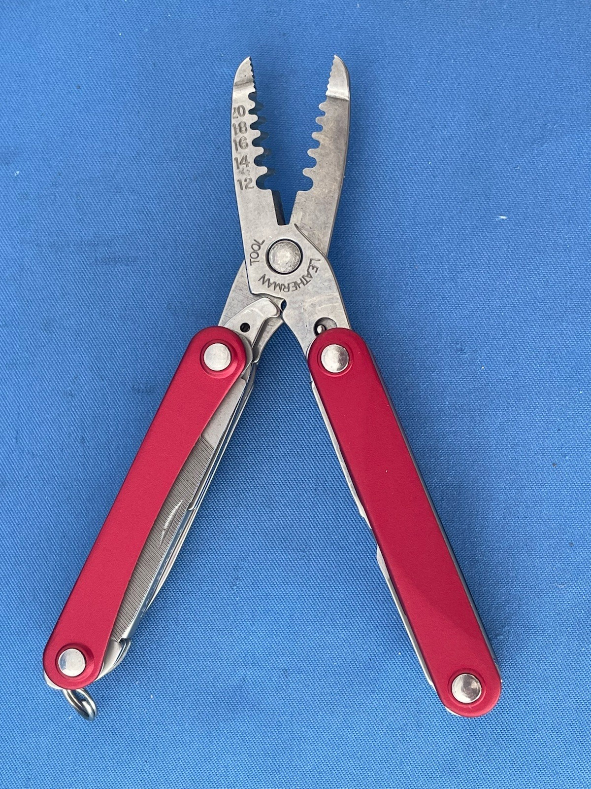 Leatherman Squirt ES4 Multi Tool Knife Wire Stripper New In The Box Red