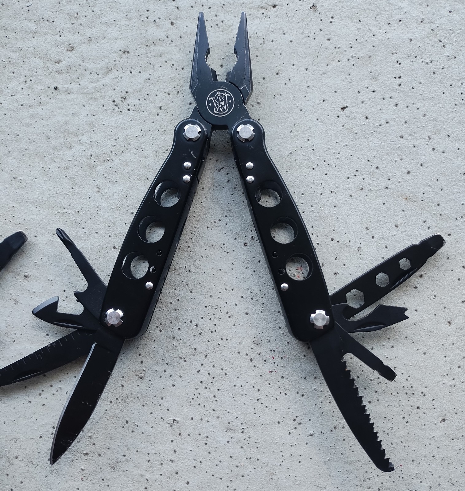 SMITH & WESSON S&W 16 FUNCTION MULTI-TOOL BLACK, EXCELLENT CONDITION, LOT OF 2
