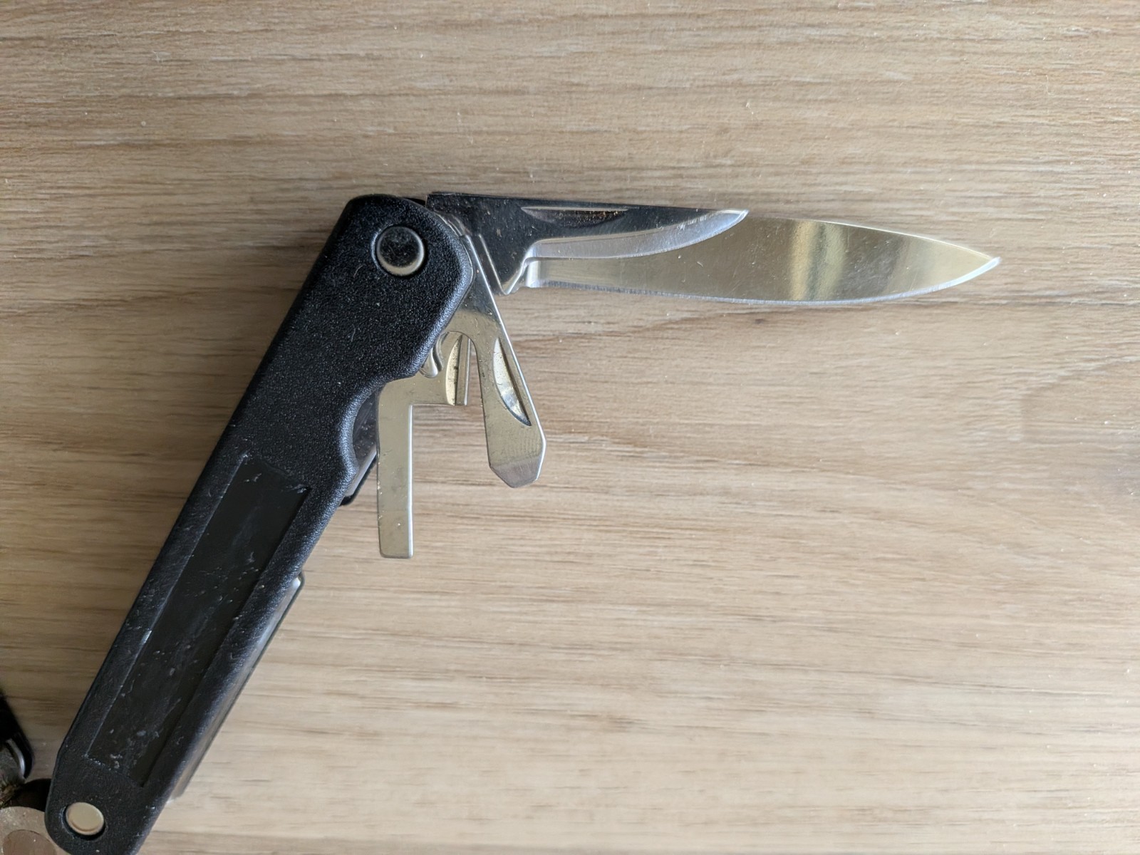 BARLOW MULTI FUNCTION TOOL – Multi Plier Saw Knife