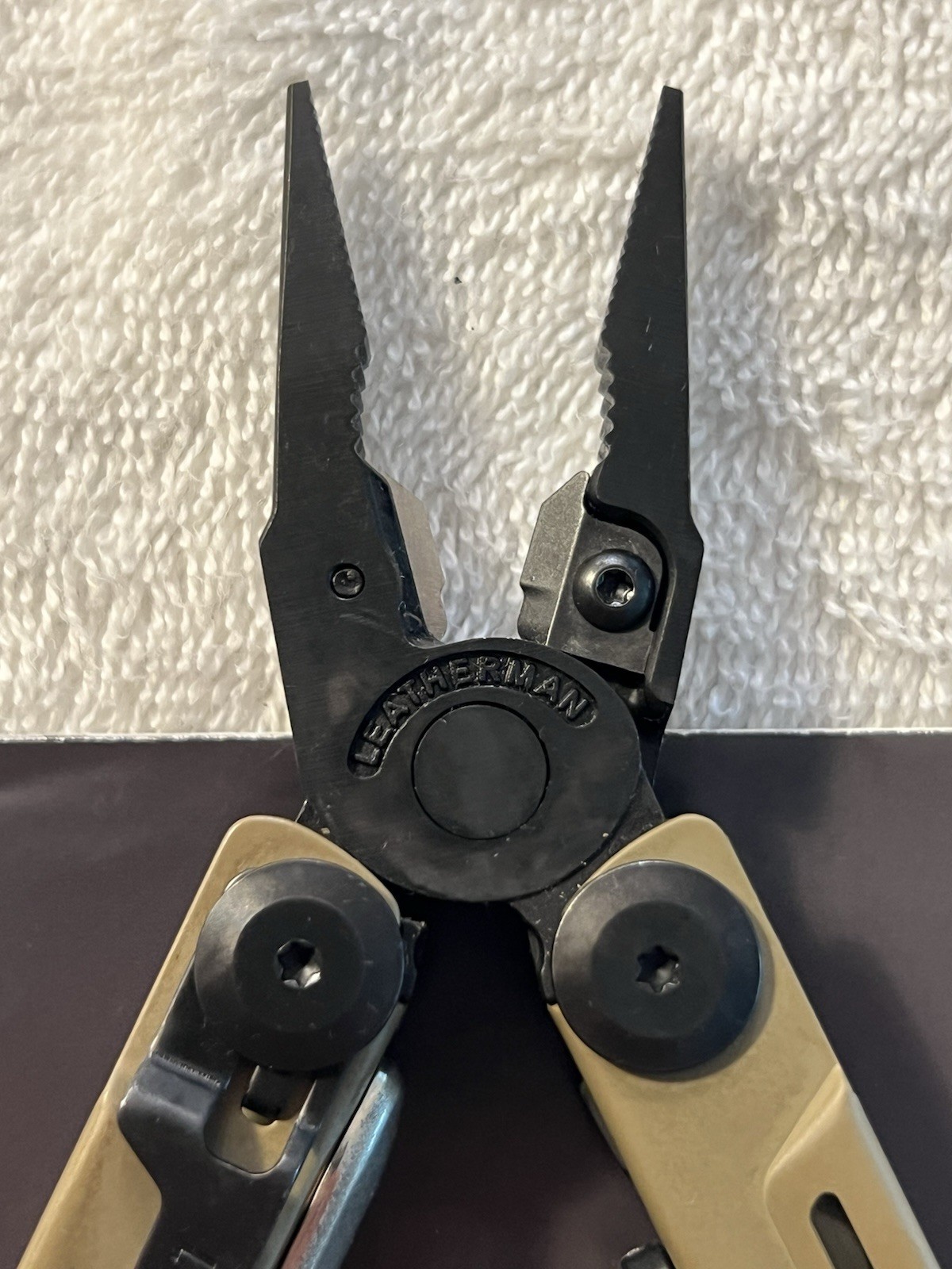 LEATHERMAN® SIGNAL® 19 Tool Stainless Steel Multitool in Coyote Tan Color 832720