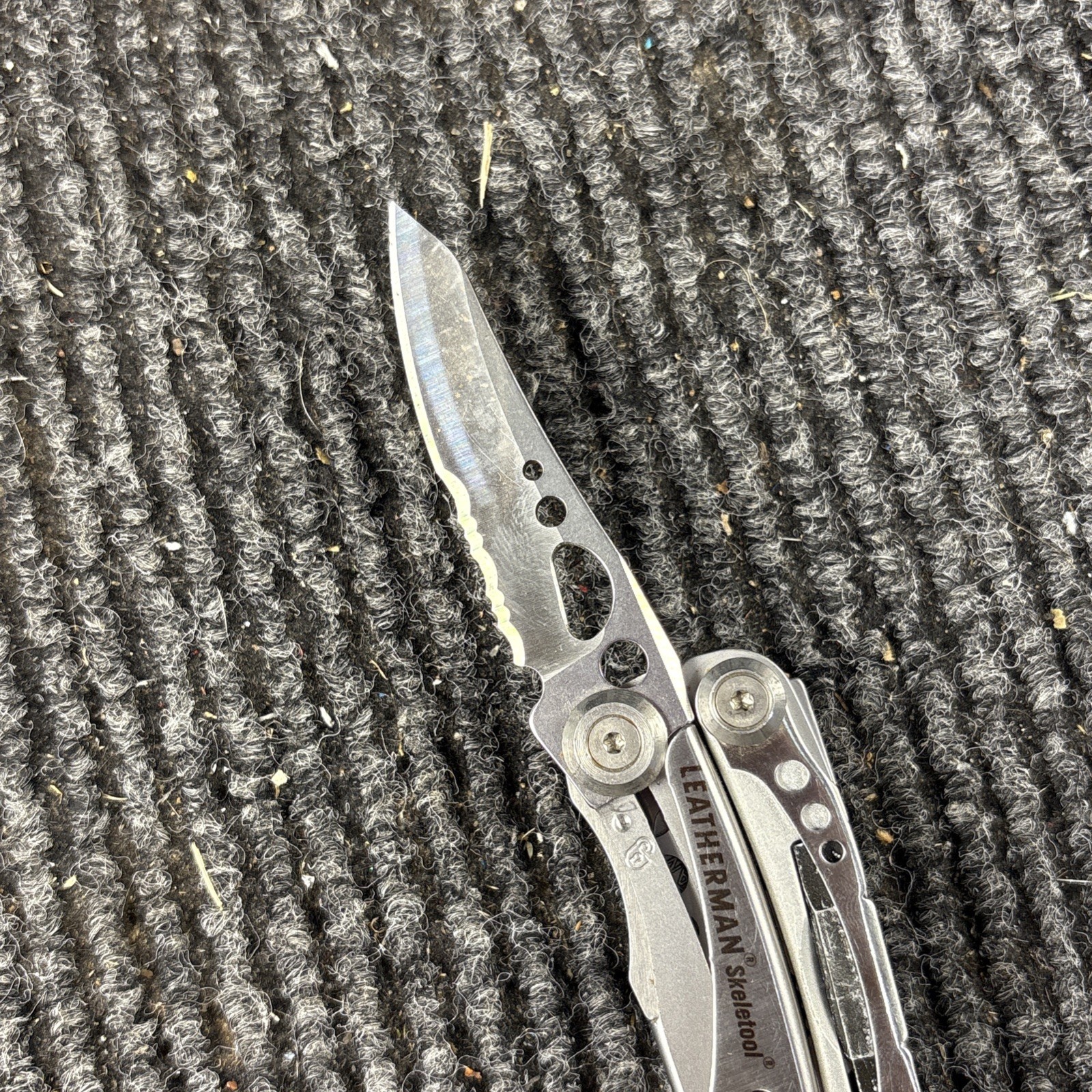 LEATHERMAN Skeletool Multi Tool – Combo Edge Blade Knife Pliers Carabiner (066)