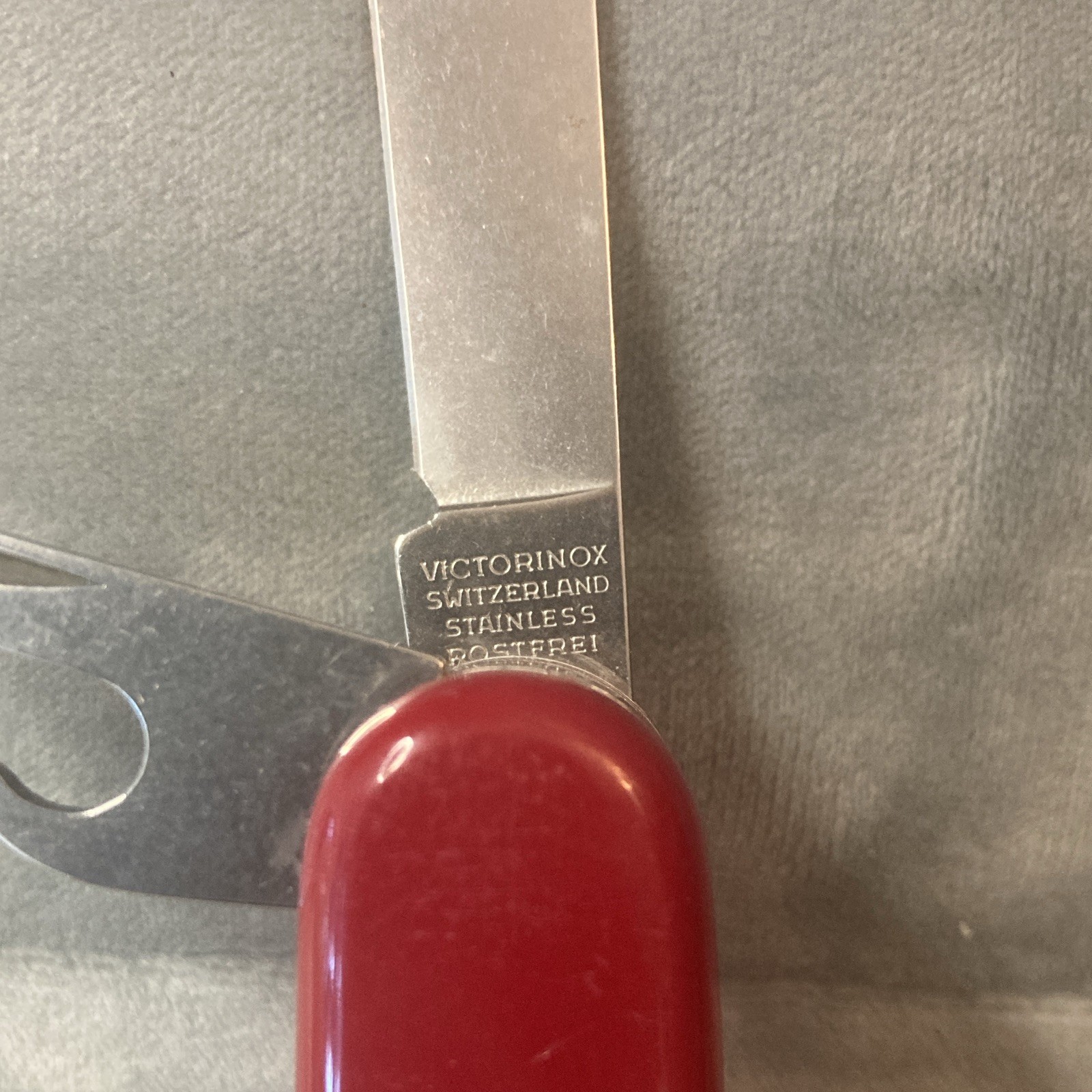 Victorinox Swiss Army Knife Red officier suisse Made in Switzerland.