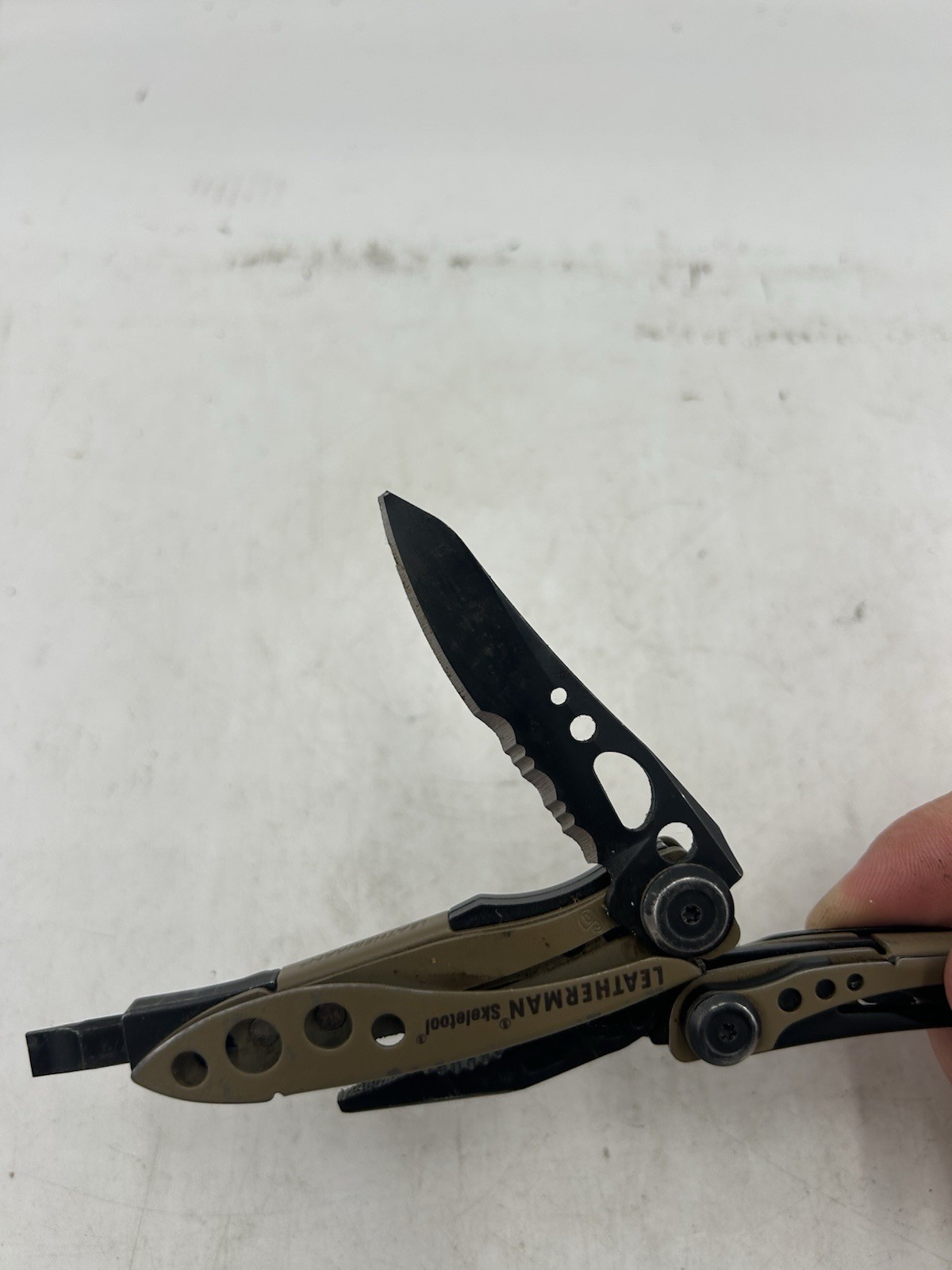 LEATHERMAN Skeletool Multi Tool – Combo Edge Blade Knife Pliers Carabiner (READ)