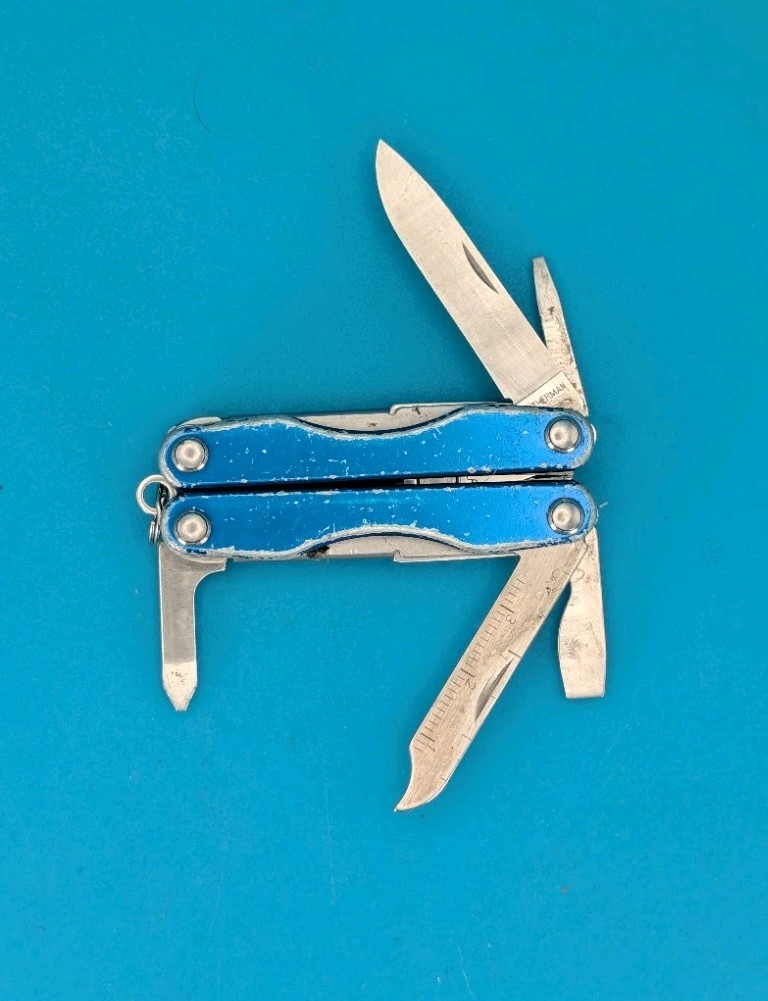 Leatherman “Squirt S4” Stainless Steel Multi Tool – BLUE!