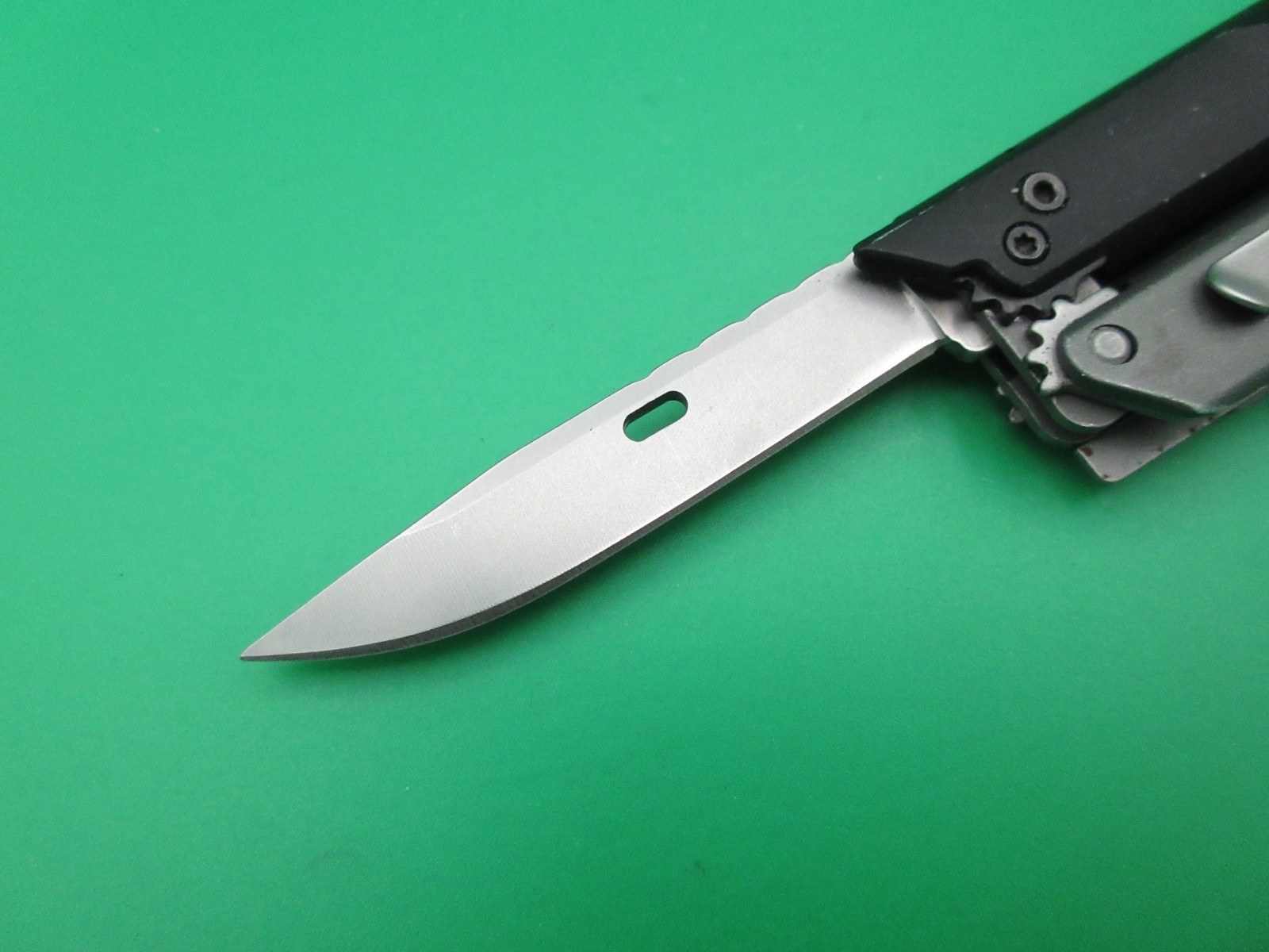 Sog Baton Q2 Multi Tool Flashlight Folding Knife Screwdriver Bottle Opener
