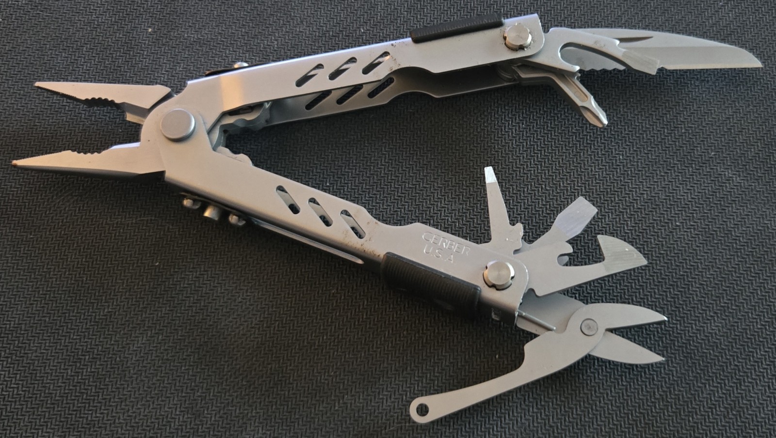 Gerber MP400 Compact Sport Multitool Stainless Steel With Sheath U39 Great Cond.