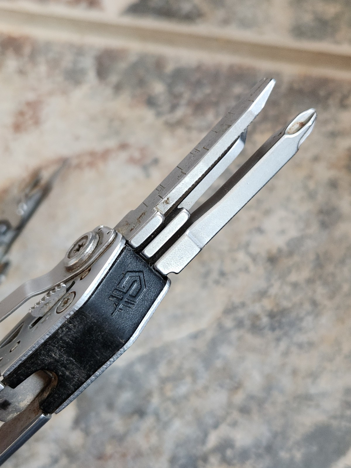 Gerber Suspension NXT 15-in-1 Pocket Multi-Tool Knife Pliers Screwdriver Cutters