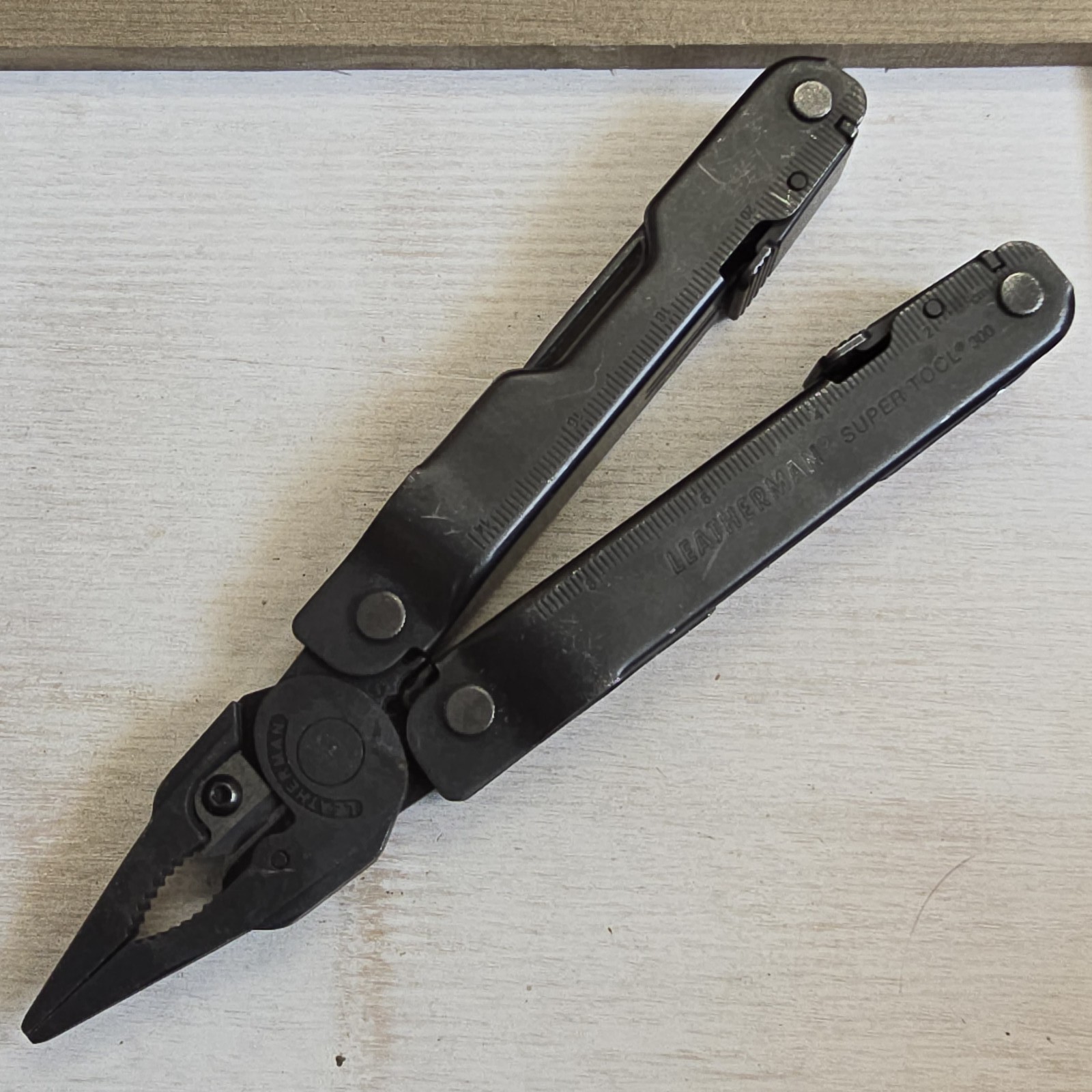 LEATHERMAN SUPER TOOL 300 MULTI TOOL PLIERS KNIFE SUPERTOOL 831106 BLACK OXIDE