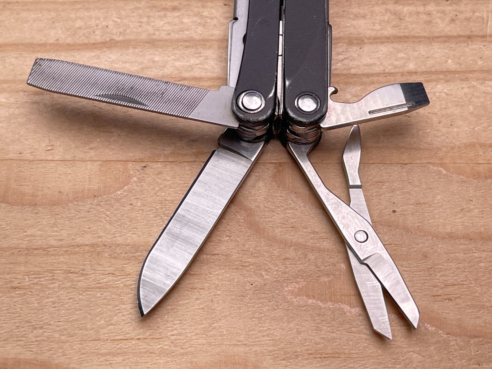Leatherman Squirt PS4 Black Multi-tool Knife – Broken Scissors Spring – Retired