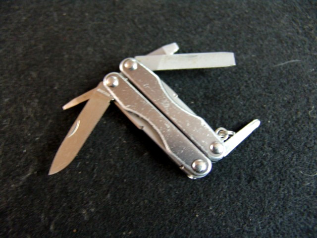 LEATHERMAN SQUIRT E4-ELECTRICIAN WIRE STRIPPER MULITOOL-RETIRED-w/ LEATHER POUCH