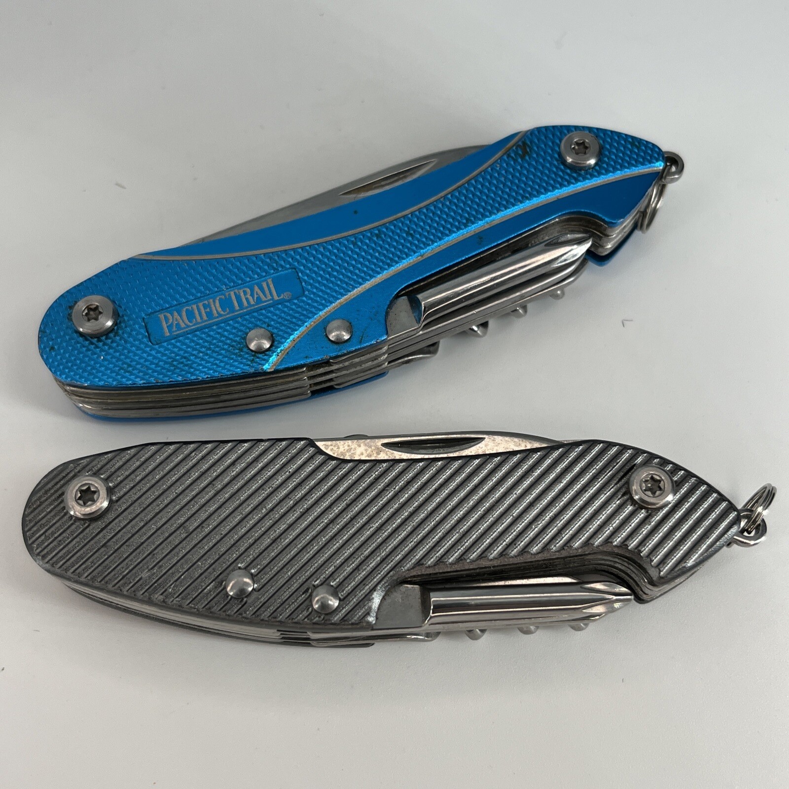 LOT OF 2 BLUE & GRAY PACIFIC TRAIL MULTI TOOL FOLDING POCKET KNIFE – Save Big!