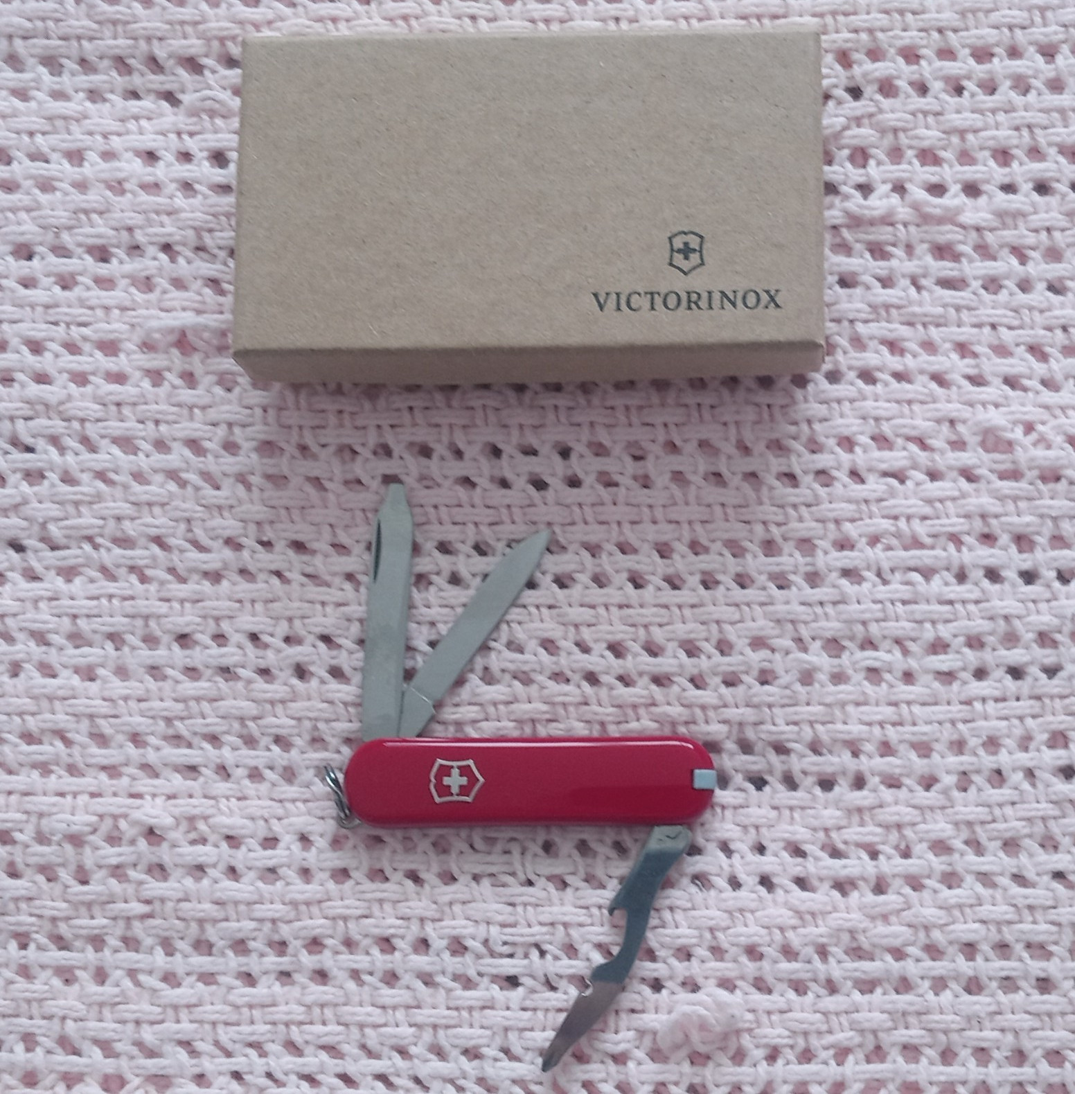 Victorinox Classic Red 5-in-1 Keychain Multi-Tool Knife 1.5″ Straight Edge