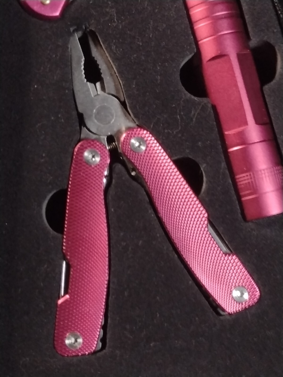 Pink Multi Tool Gift Kit With Flashlight And Knife!! – Vibrant pink – Old Stock!
