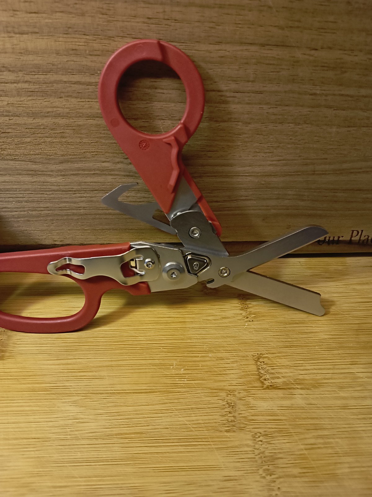 6 In 1 Trauma Shears Multi Tool Compared To Raptor Crimson Red/ Carry Case