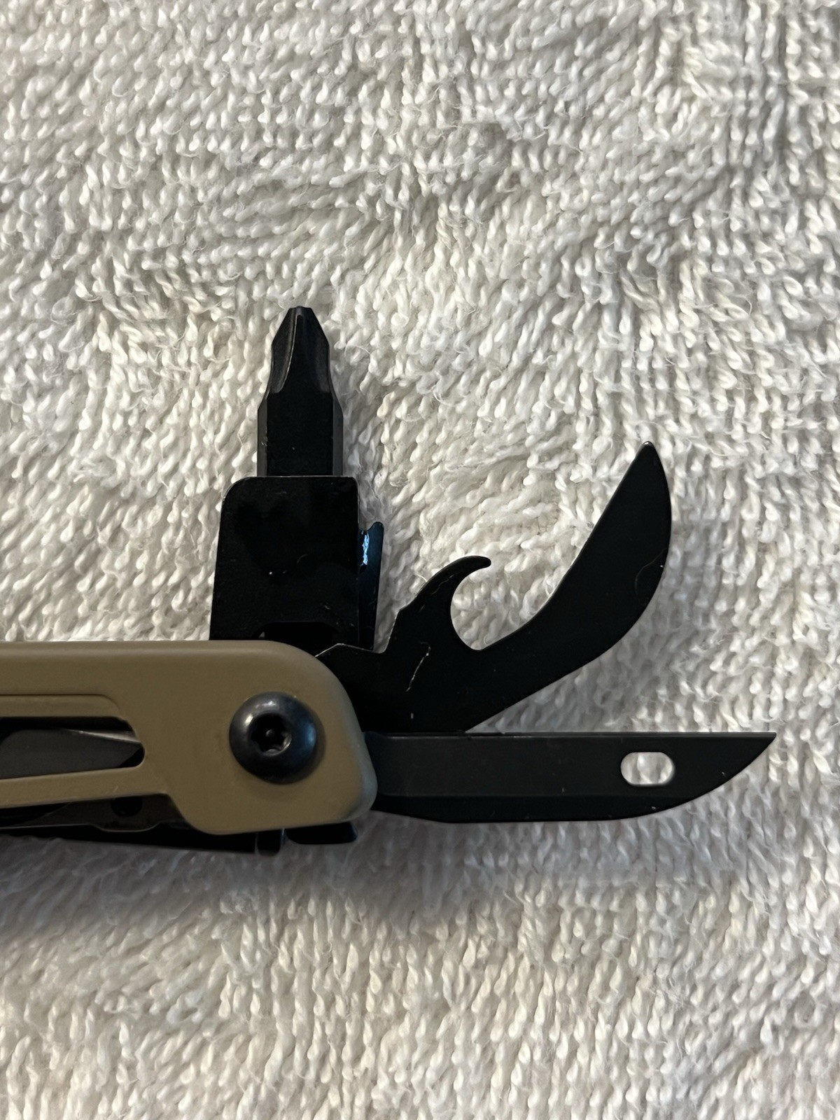 LEATHERMAN® SIGNAL® 19 Tool Stainless Steel Multitool in Coyote Tan Color 832720