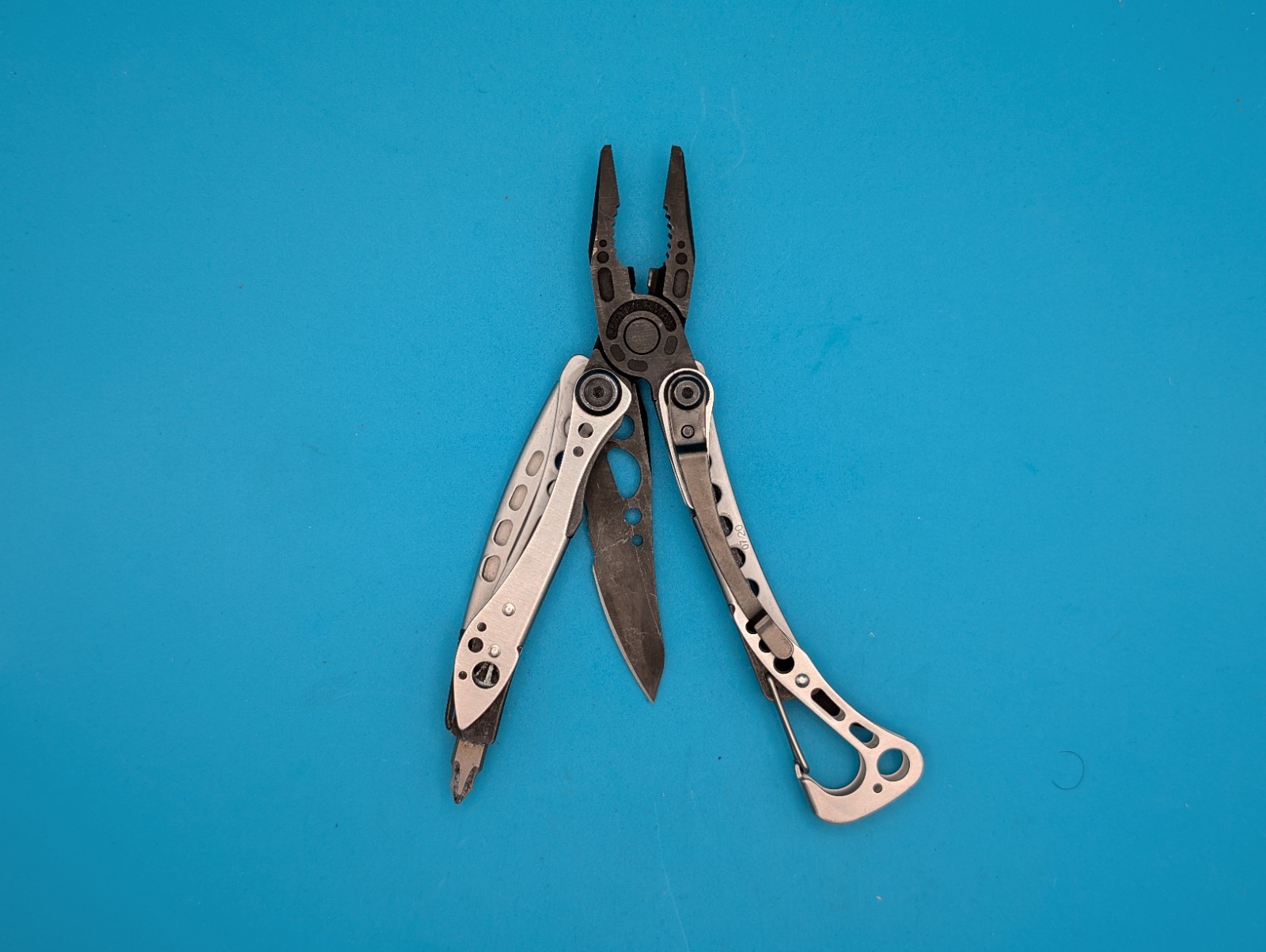 LEATHERMAN Skeletool Multi Tool – Combo Blade Knife Pliers! Silver & Black!