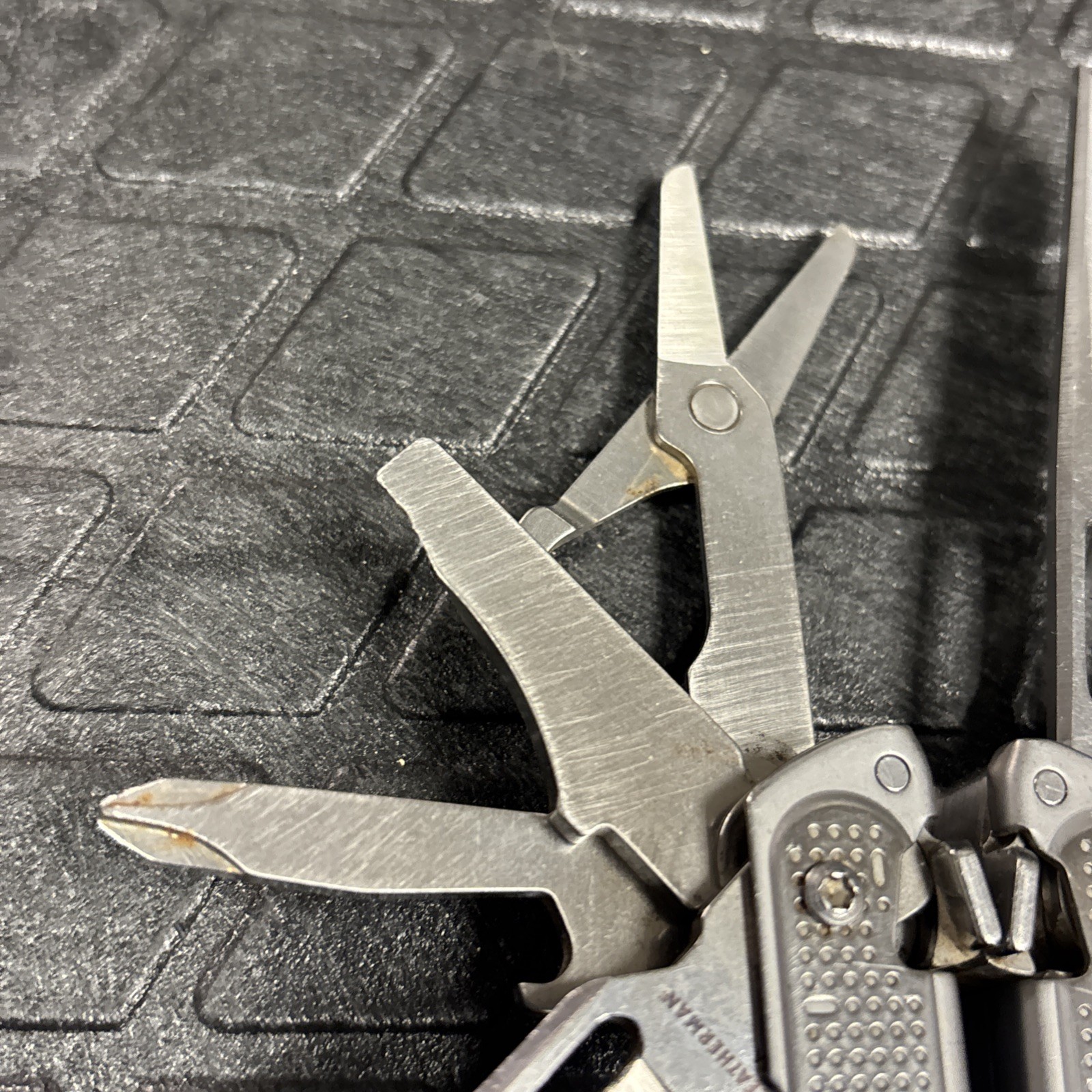 Leatherman Free P4 One Hand Opening Multi Tool Retired Rare Nice Condition