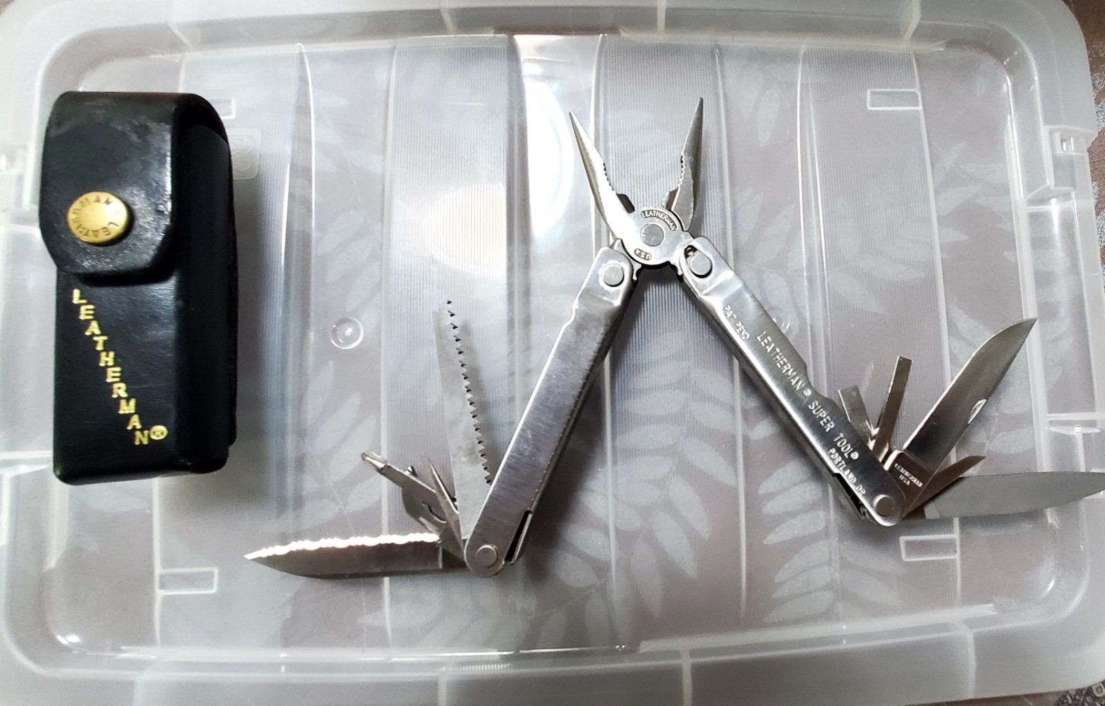 LEATHERMAN SUPER TOOL WITH LEATHERMAN SHEATH