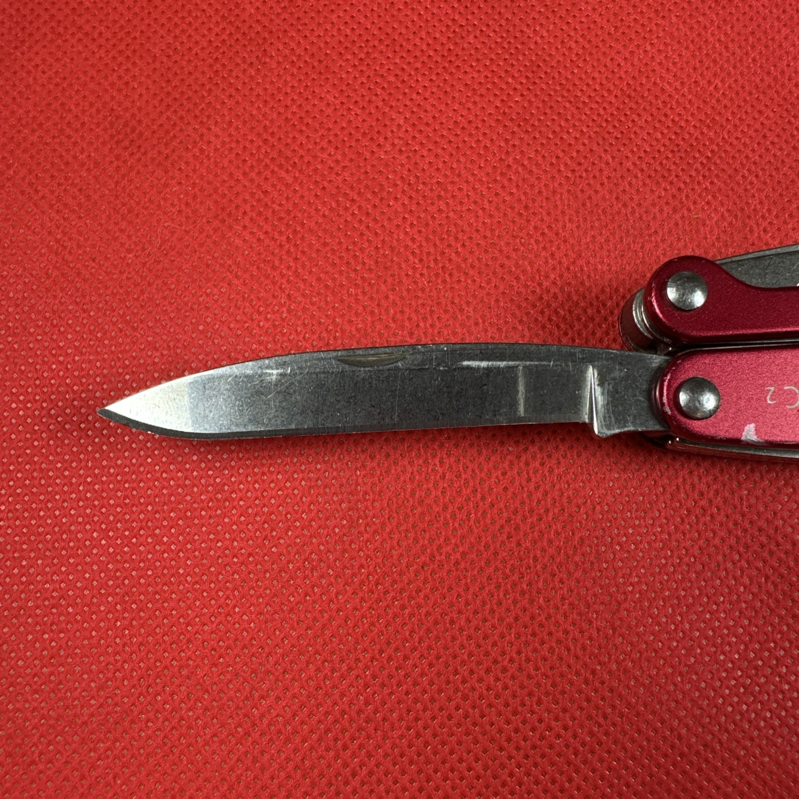 Retired Red Gen 1 Pat pending Leatherman Juice C2 Multitool + pouch.