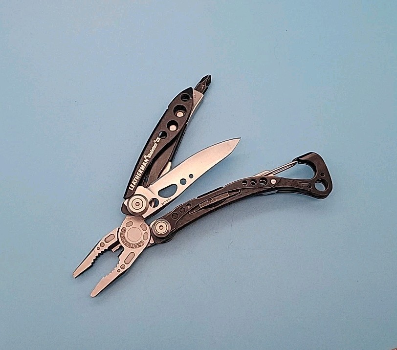 Leatherman Skeletool CX Multi-Tool – Plain Edge 154CM Blade – Driver Bits
