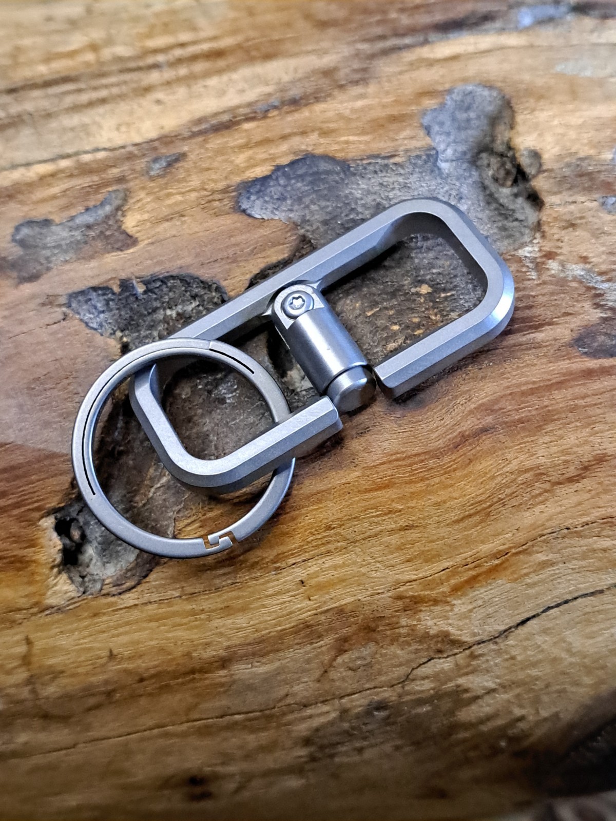 Pro Series Gentleman’s Dual Titanium Carabiner Keychain With Quicksnap Keyring