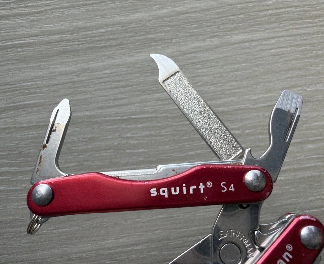 Leatherman Squirt S4 MultiTool Scissors Knife File Drivers Tweezers Red Metallic