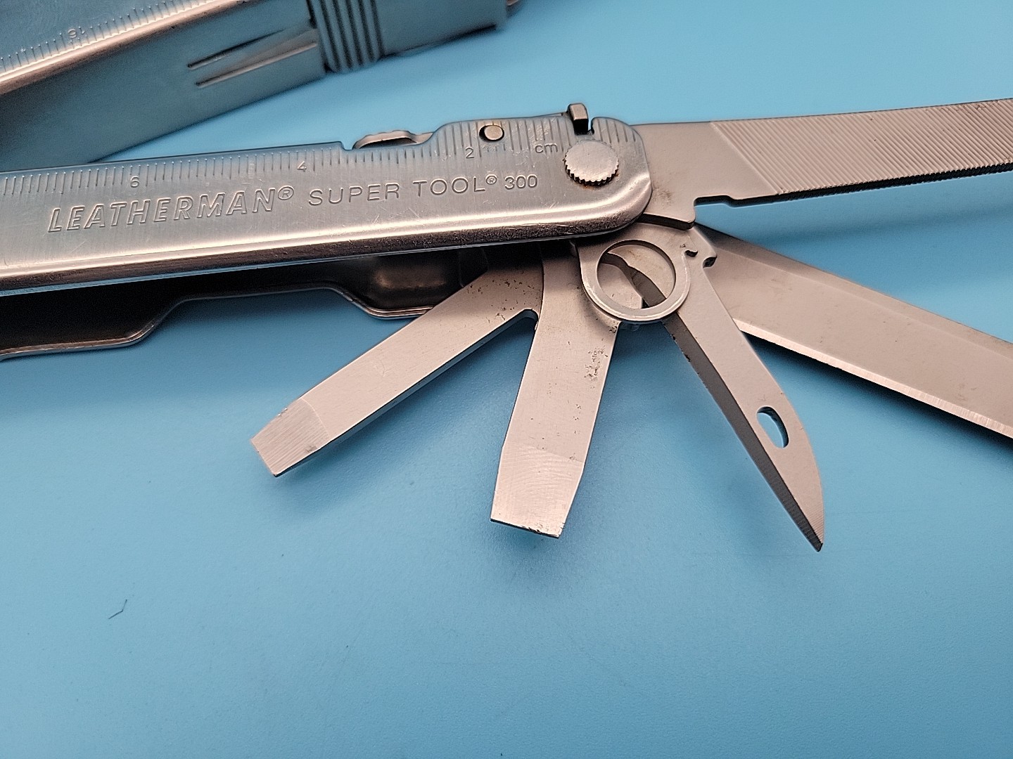 Leatherman Super Tool 300 Multi Tool – Pliers, Screwdrivers, Saw, Knife, File
