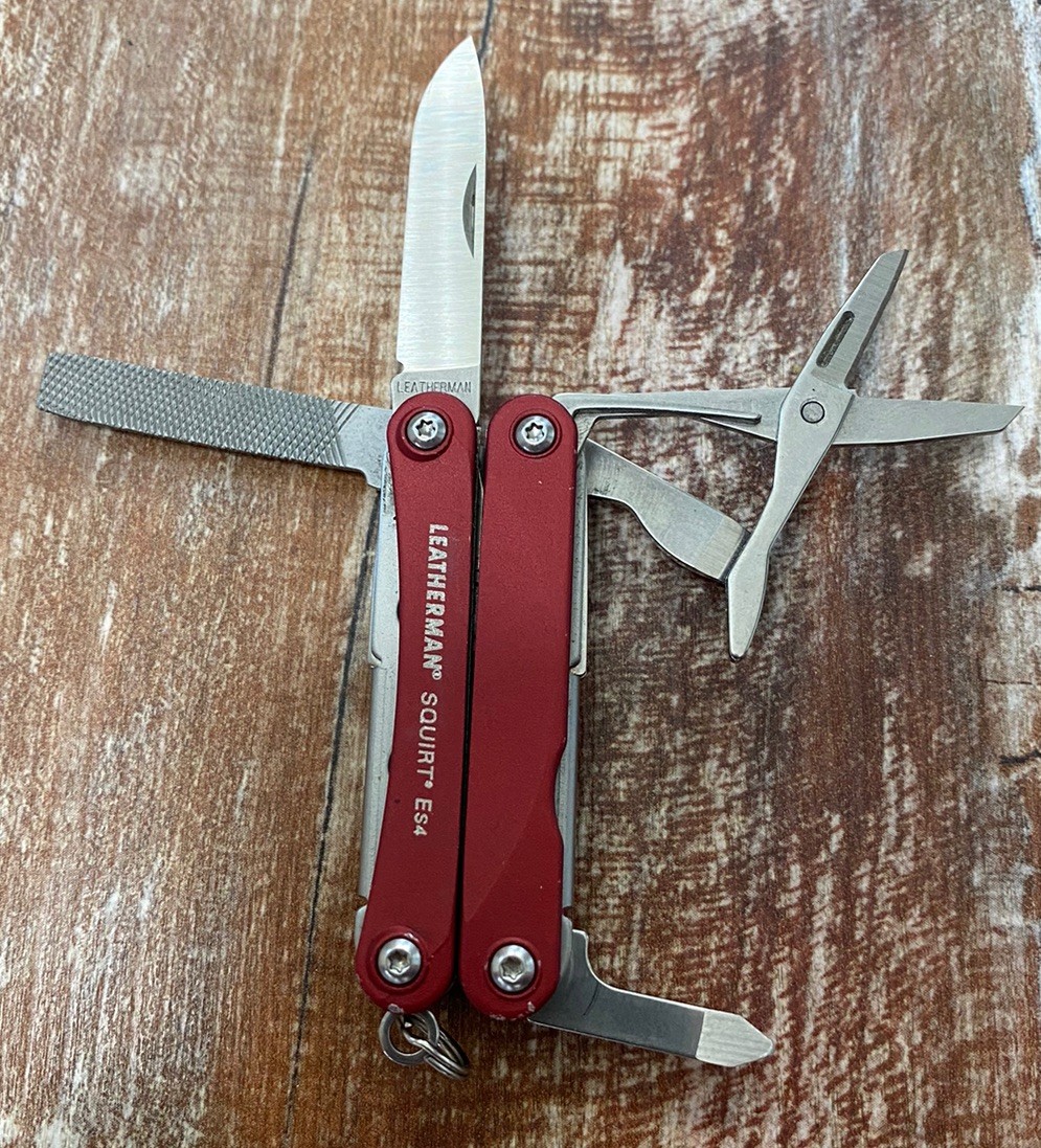 Leatherman Squirt ES4 Multi-Tool, Knife, Wire Strippers, Red – Canon – Excellent