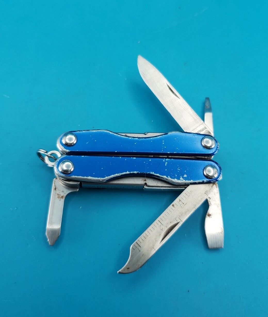 Leatherman “Squirt S4” Stainless Steel Multi Tool – BLUE!