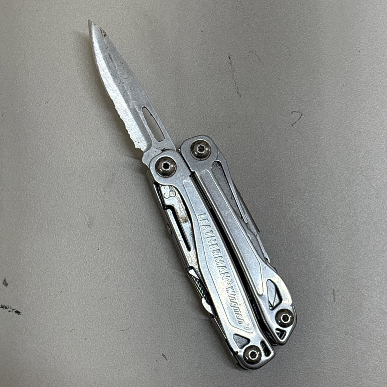 Leatherman Wingman Multitool with 14 tools Needle Nose pliers, wire cutter (032)