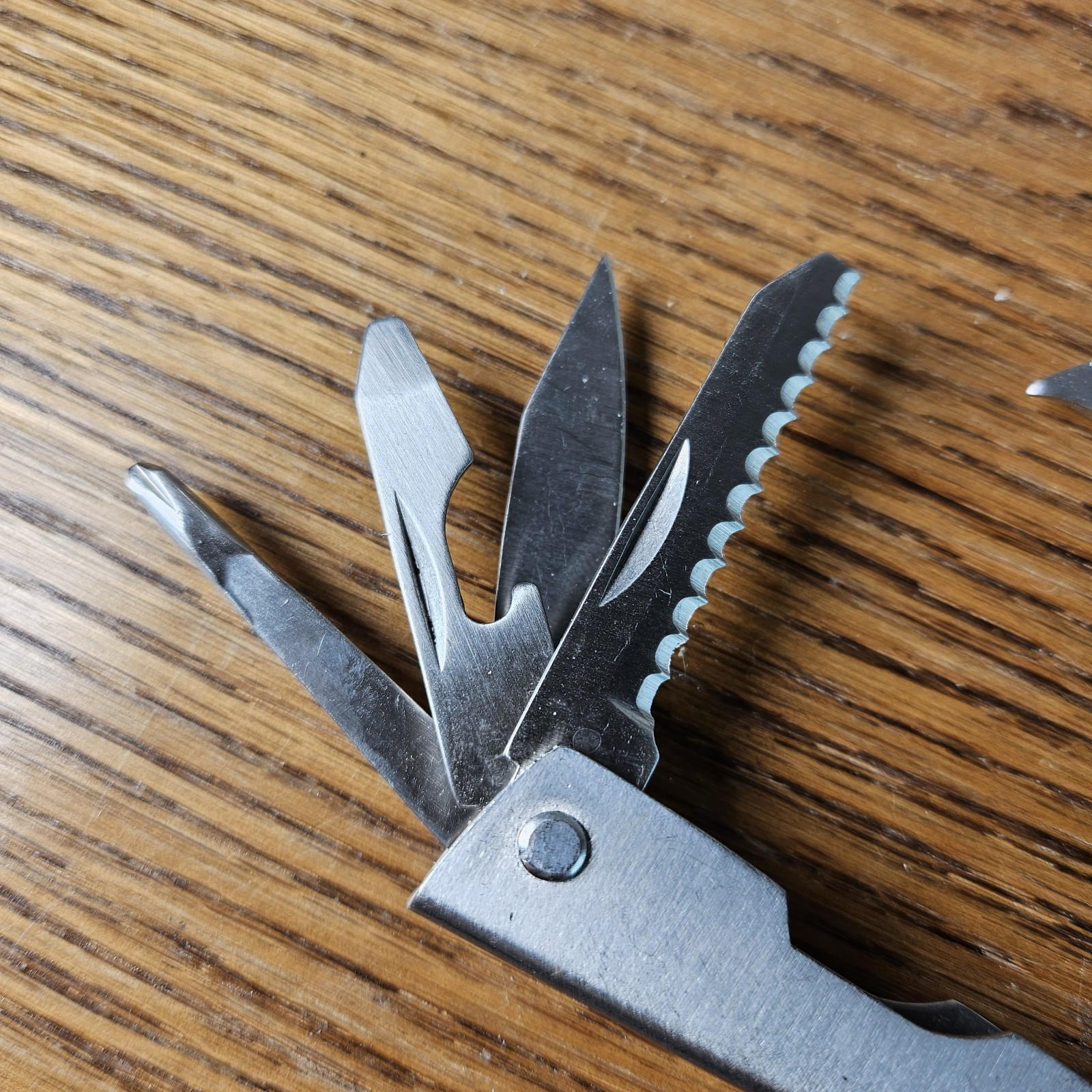 Pocket Size Multi-Tool (8) with Philipps and Flat Head Screwdriver, Saw and More