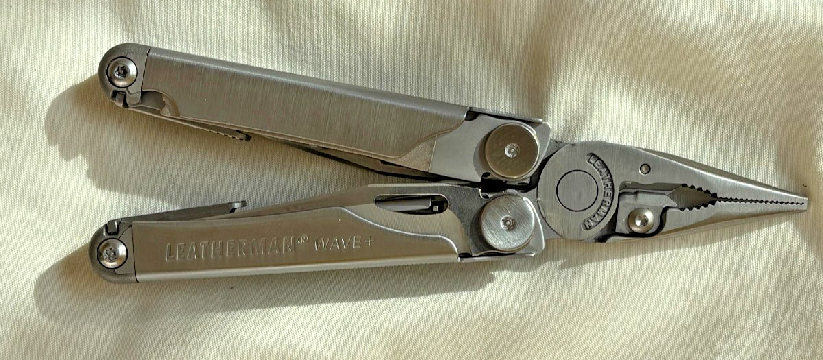 Leatherman Wave Multi-Tool Pliers Pocket Knife w/ Sheath, mint